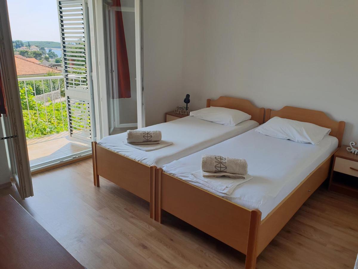 Luka'S Lodge Guesthouse & Hostel Hvar Town Esterno foto