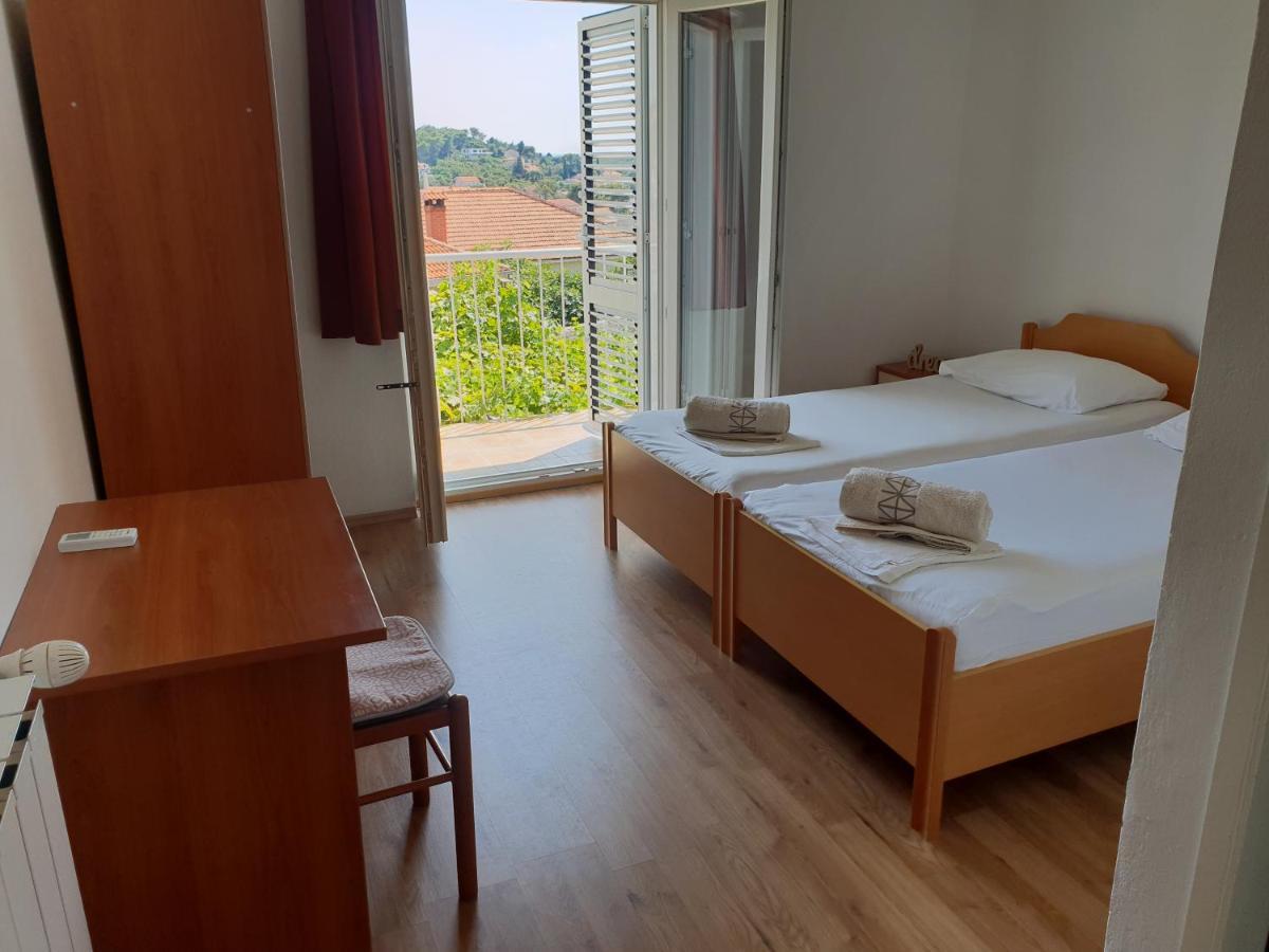 Luka'S Lodge Guesthouse & Hostel Hvar Town Esterno foto