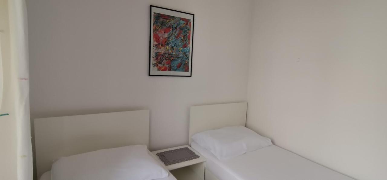 Luka'S Lodge Guesthouse & Hostel Hvar Town Esterno foto