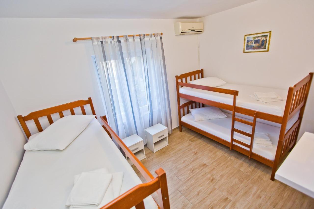 Luka'S Lodge Guesthouse & Hostel Hvar Town Esterno foto