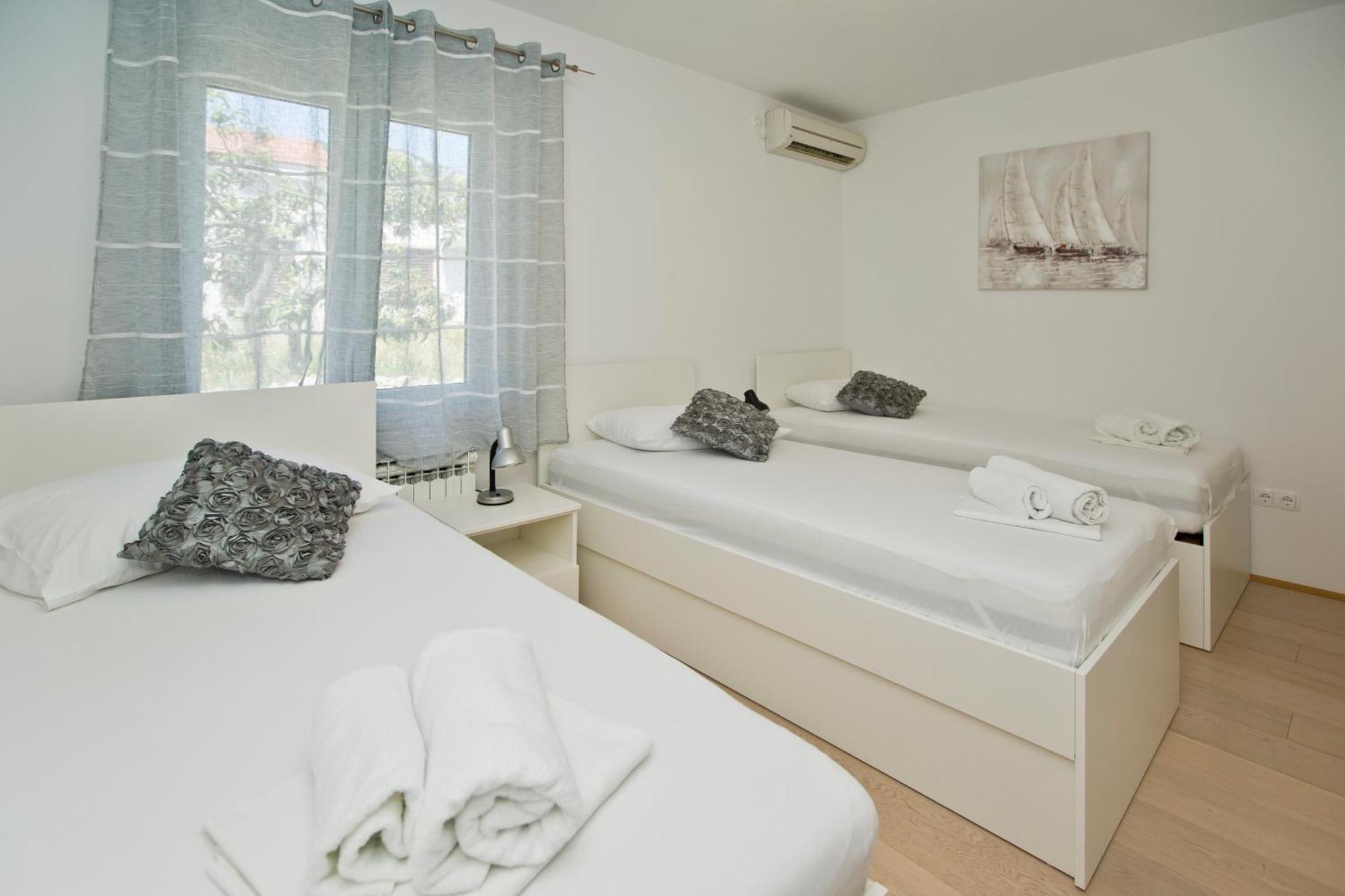 Luka'S Lodge Guesthouse & Hostel Hvar Town Esterno foto