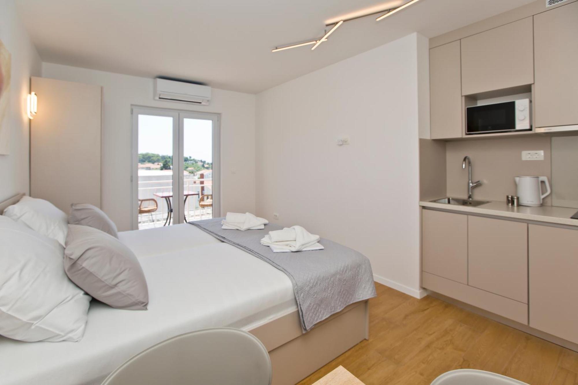 Luka'S Lodge Guesthouse & Hostel Hvar Town Esterno foto