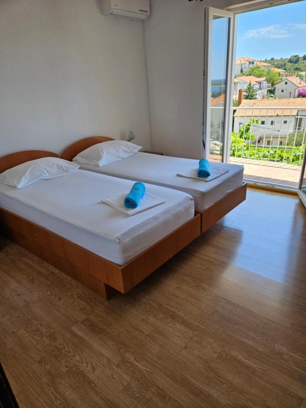Luka'S Lodge Guesthouse & Hostel Hvar Town Esterno foto